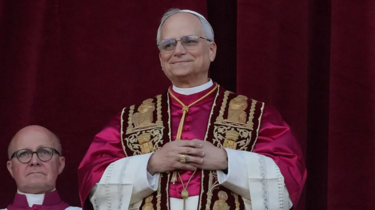 Robert Prevost dirige las primeras palabras al mundo entero como León XIV, el nuevo Papa.