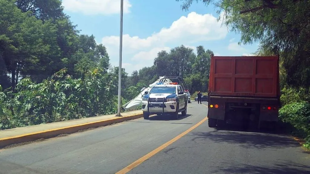 Vuelca tráiler cargado con fierro viejo en río de Teotihuacán
