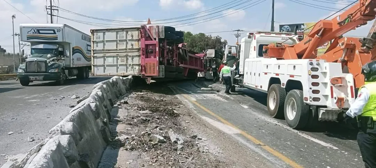 Aparatosa volcadura de un tráiler en avenida Jesús Reyes Heroles Tlalnepantla