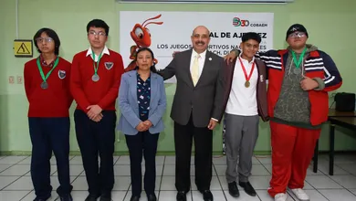 La delegación está integrada por 12 atletas y ocho ajedrecistas de distintos planteles mexiquenses, quienes compiten en pruebas de pista, campo, caminata y ajedrez.