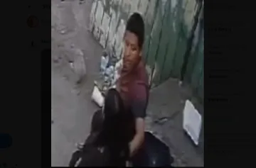Las imágenes fueron captadas por cámaras de seguridad cuando un sujeto arremete contra quien parece ser su pareja. Foto: Captura.