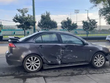 Choque en Morelos y González Arratia frente al Seguro Viejo en Toluca