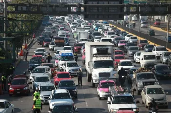 Así que si eres dueño de un auto ve pensando en guardar un poco de tú aguinaldo para cumplir con esta obligación que se calcula en base al año y al valor del vehículo. Foto: La Jornada