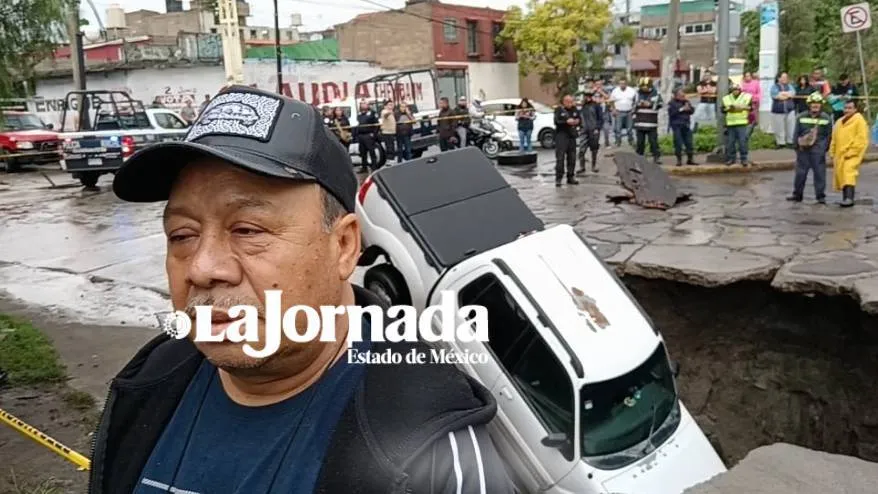 Ecatepec: cae camioneta a socavón