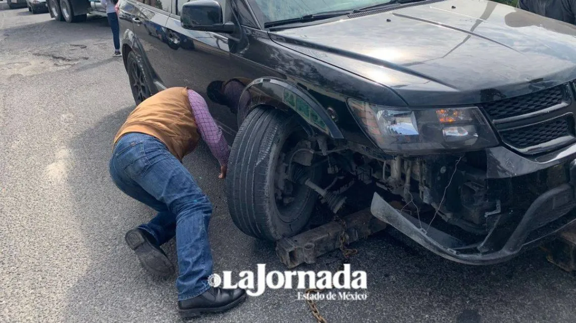 Padecen automovilistas por baches en la Texcoco-Lechería