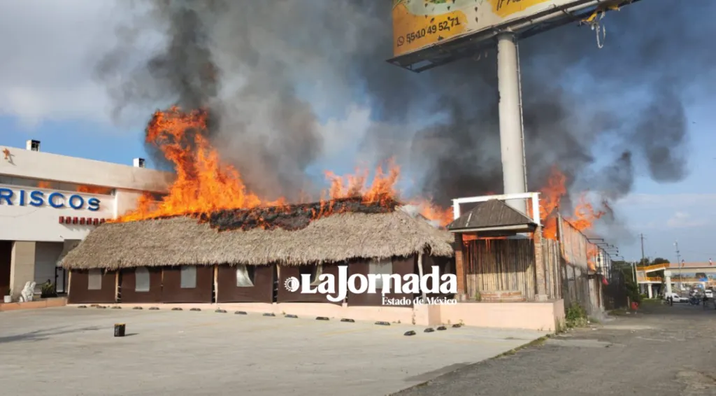 Volcadura de pipa provoca explosión e incendio en la Calpulalpan-Texcoco