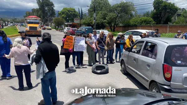 Pacientes del Hospital Zoquiapan de Ixtapaluca mantienen bloqueo, claman que no los dejen sin tratamiento
