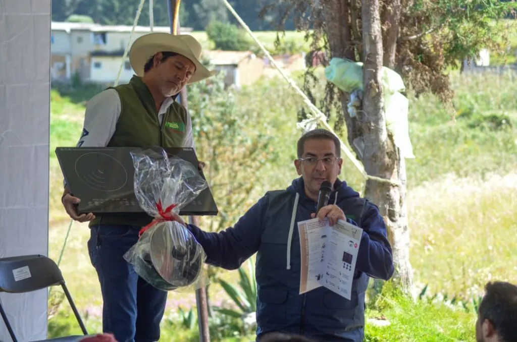 Apoyan Almoloya de Juárez y GEM economía de familias de escasos recursos con estufas ecológicas