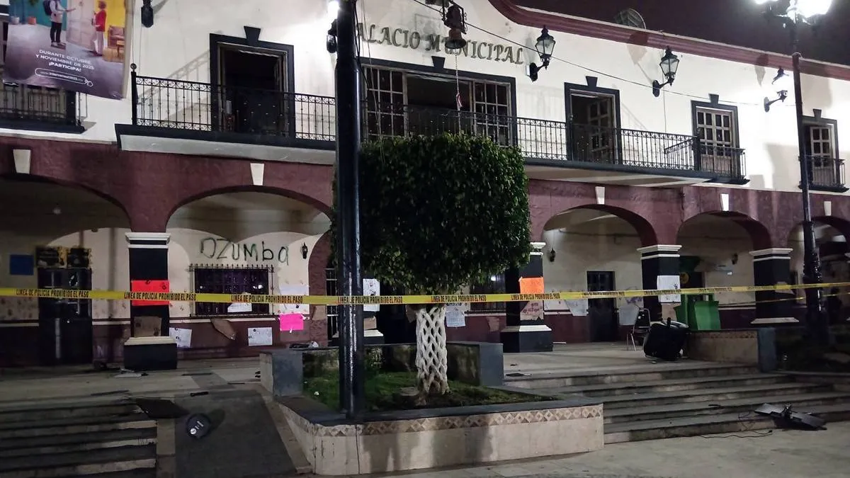 Destrozos en presidencia municipal de Ozumba tras hallar cuerpo de Itzel