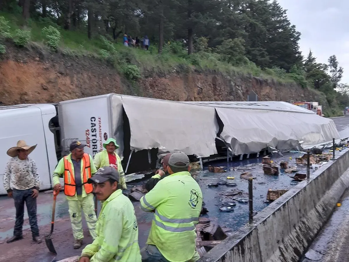 Habitantes realizan rapiña de tráiler con aceite