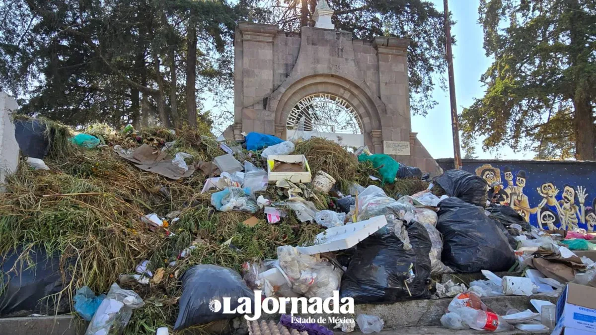 Panteón de Santiago Tlacotepec permanece lleno de basura tras celebración de Día de Muertos
