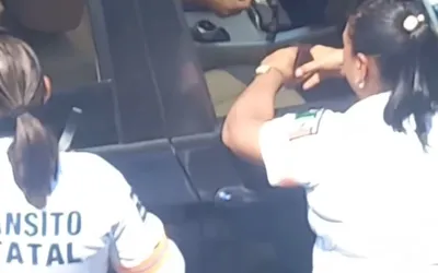 Captan a policías de tránsito estatal recibiendo mordida en Neza
