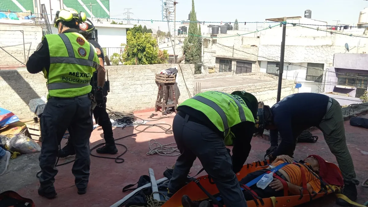 Adulto mayor sufrió una caída del tercer al segundo piso en su domicilio en Ecatepec.