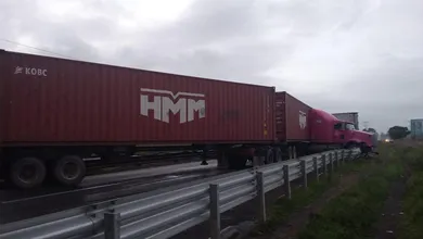 Autoridades de seguridad y cuerpos de emergencia se encuentran en la zona trabajando para retirar la pesada unidad y restablecer el tránsito.