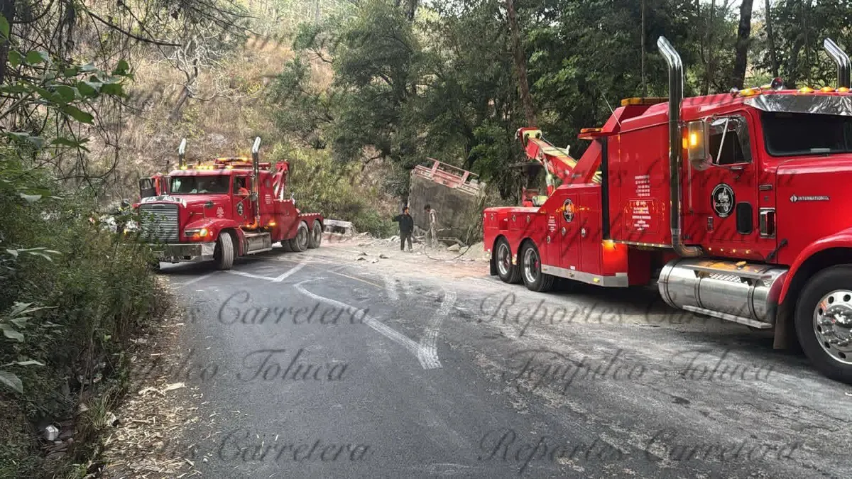 Cierran carretera Toluca-Temascaltepec por tráiler accidentado