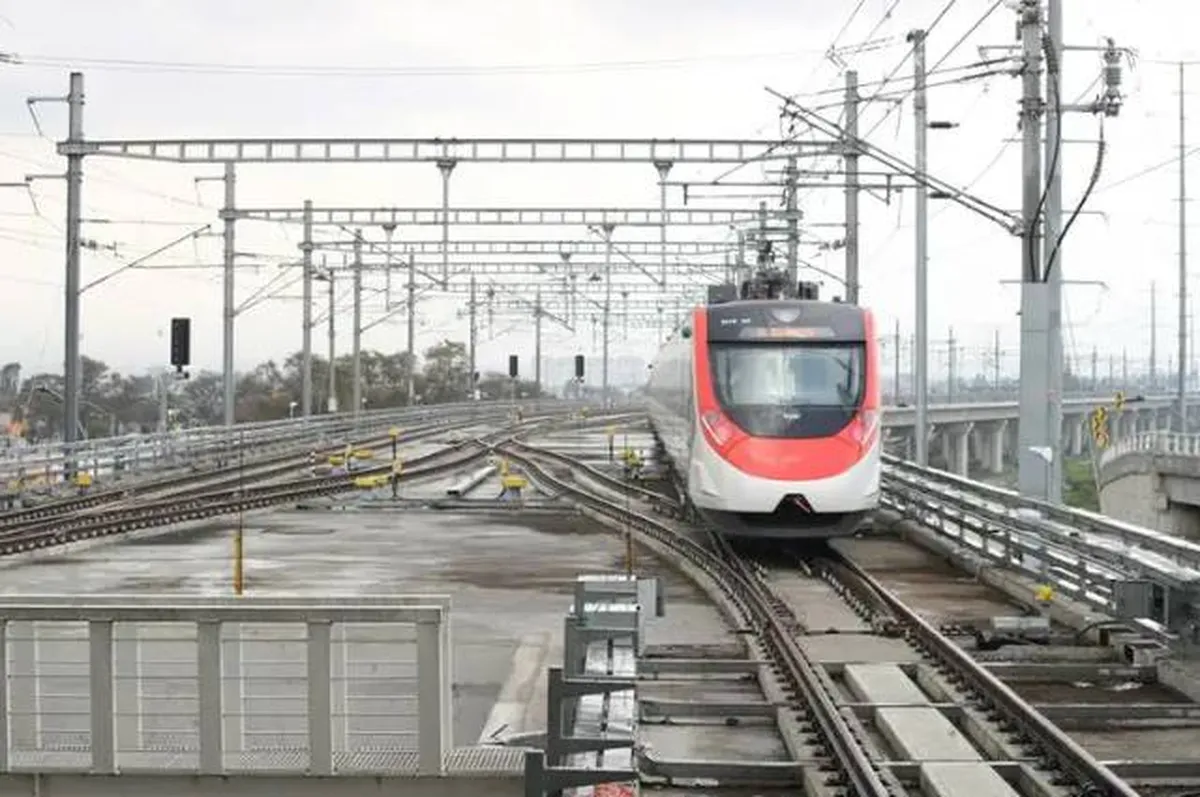 El tren, que corre de la terminal de Zinacantepec a la estación Lerma, en el Estado de México, se prevé que en agosto ya esté operando hasta la estación Santa Fe. Foto: La Jornada