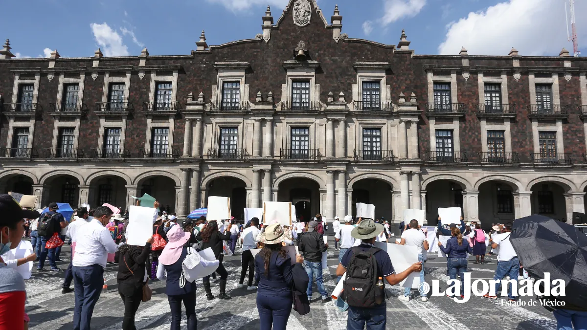 Maestros del Chalco se manifiestan en Toluca