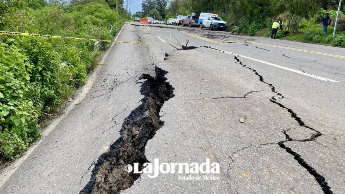 Se abre grieta y se fractura la carretera Tenango-Tenancingo