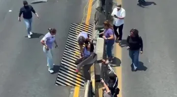 Naucalpan: Conductor lesiona a mujer durante manifestación (video)