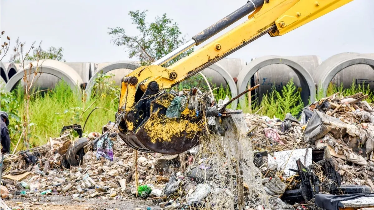 Retira Edoméx 15 toneladas de basura del canal Chimalhuacán II para prevenir inundaciones