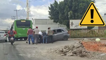 Registro sin tapa pone en riesgo a automovilistas en Tultitlán