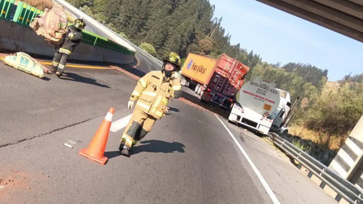 Continúa cerrada la Toluca-Naucalpan por daños tras accidente