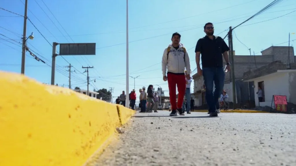 Adolfo Solis supervisa avances de construcción del Bulevar Colibrí en San Francisco Tlalcilalcalpan