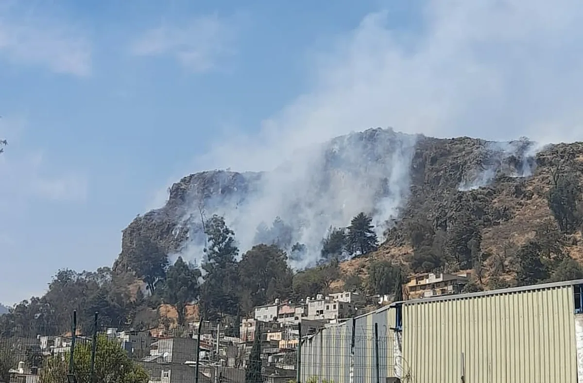 Reportan fuerte incendio en cerro de Santiago Miltepec, Toluca