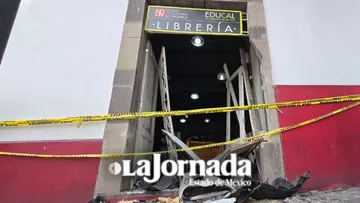 Vehículo se impacta en el Museo José María Velasco, Toluca, y deja daños