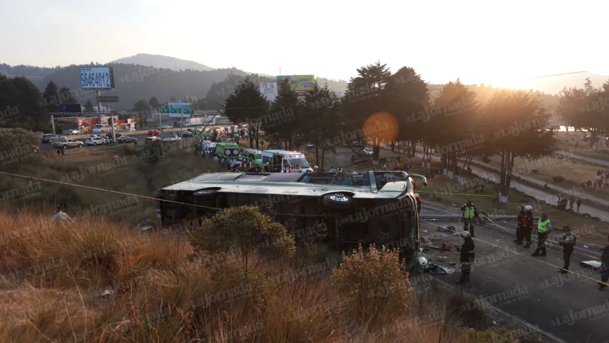 Camión flecha roja vuelca en la México- Toluca; reportan tres muertos y 35 lesionados