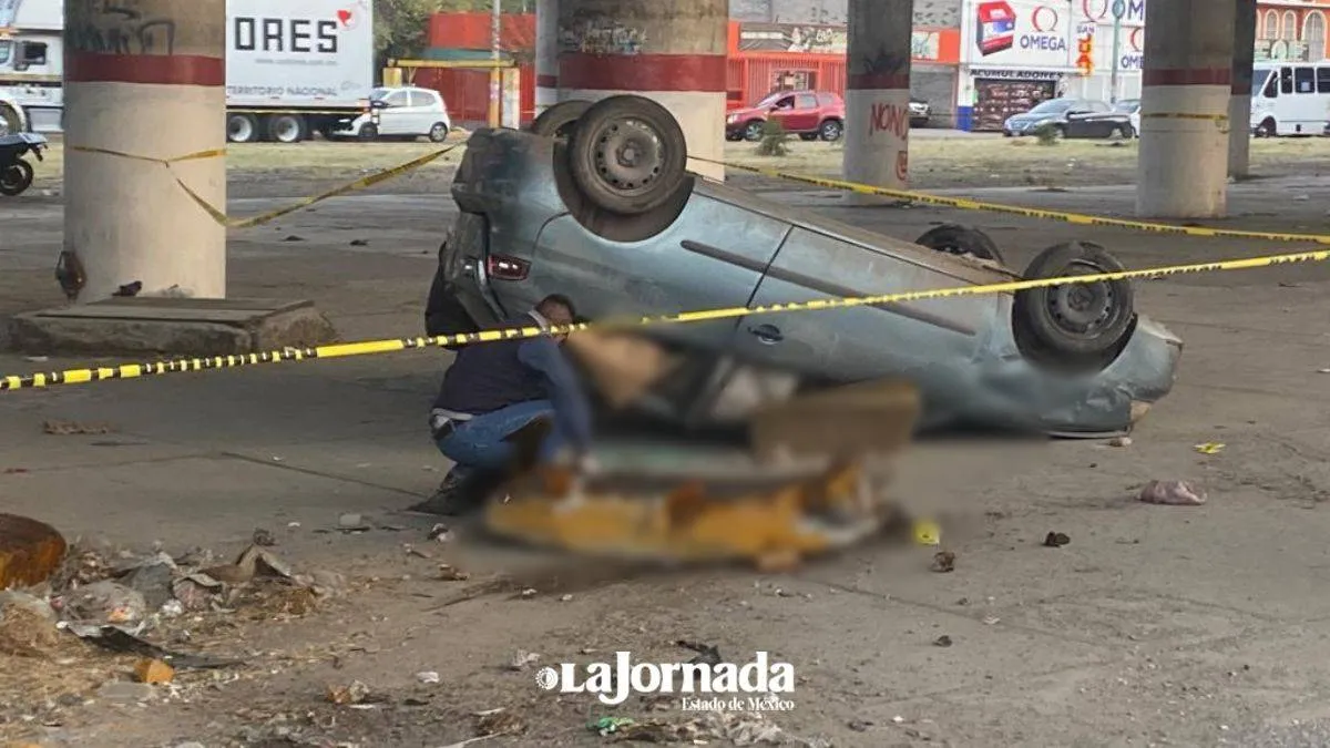 Nezahualcóyotl: Muere un conductor al volcar su automóvil