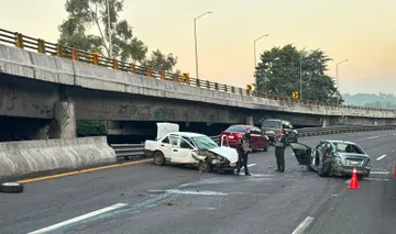 Precaución: fuerte accidente afecta la vialidad en la autopista México-Toluca.