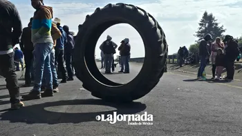 La protesta ha generado afectaciones a la circulación en esta importante vía de comunicación.