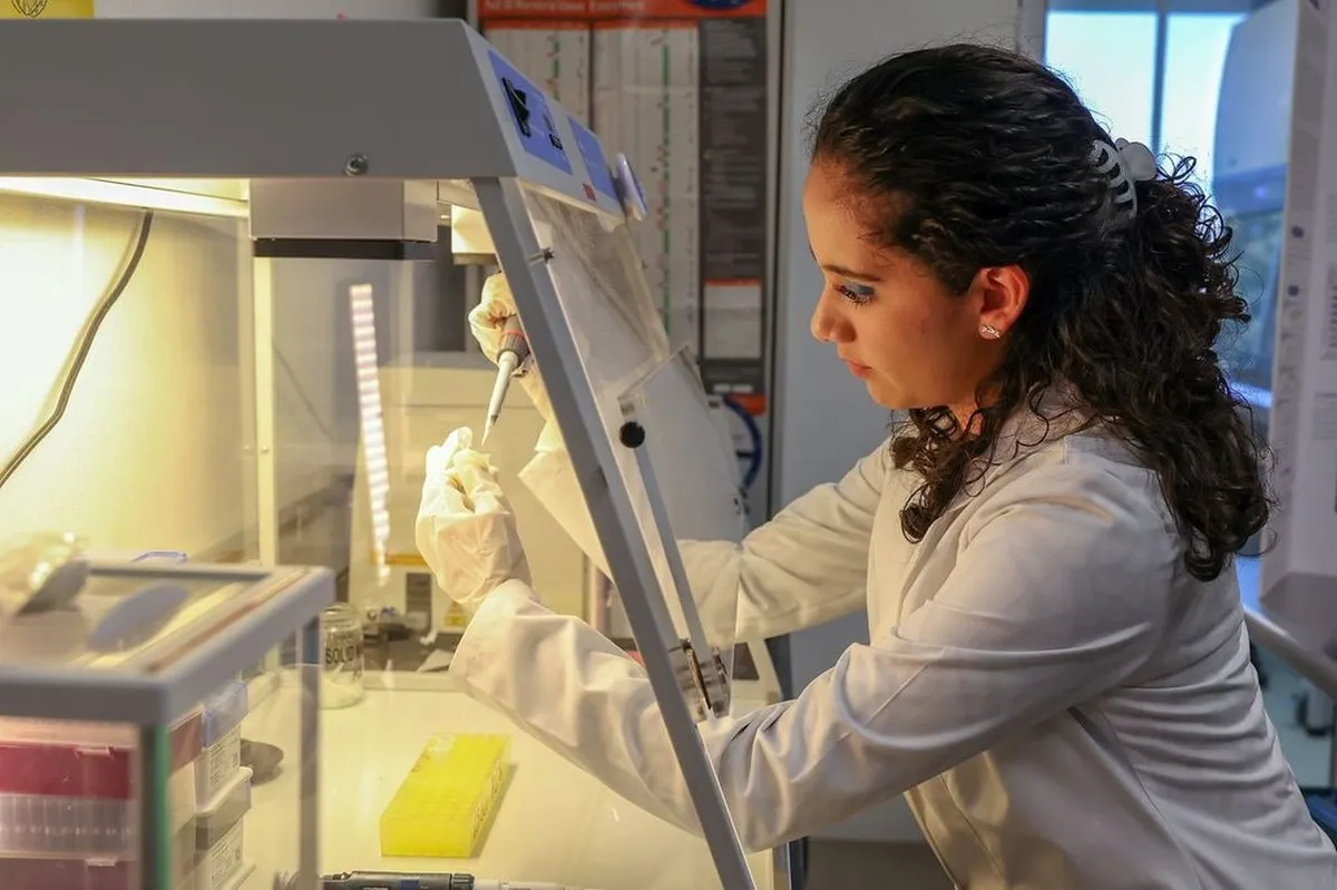 Estudiante de la UAEMéx investiga gen clave para regenerar la médula espinal