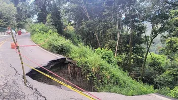 Cierran completamente la carretera Toluca-Ciudad Altamirano por severo deslave