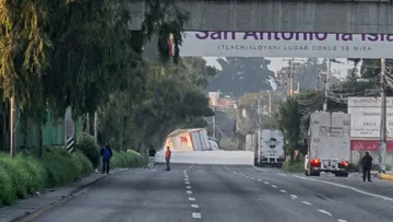La circulación permanece detenida en ambos sentidos mientras cuerpos de emergencia atienden el incidente.