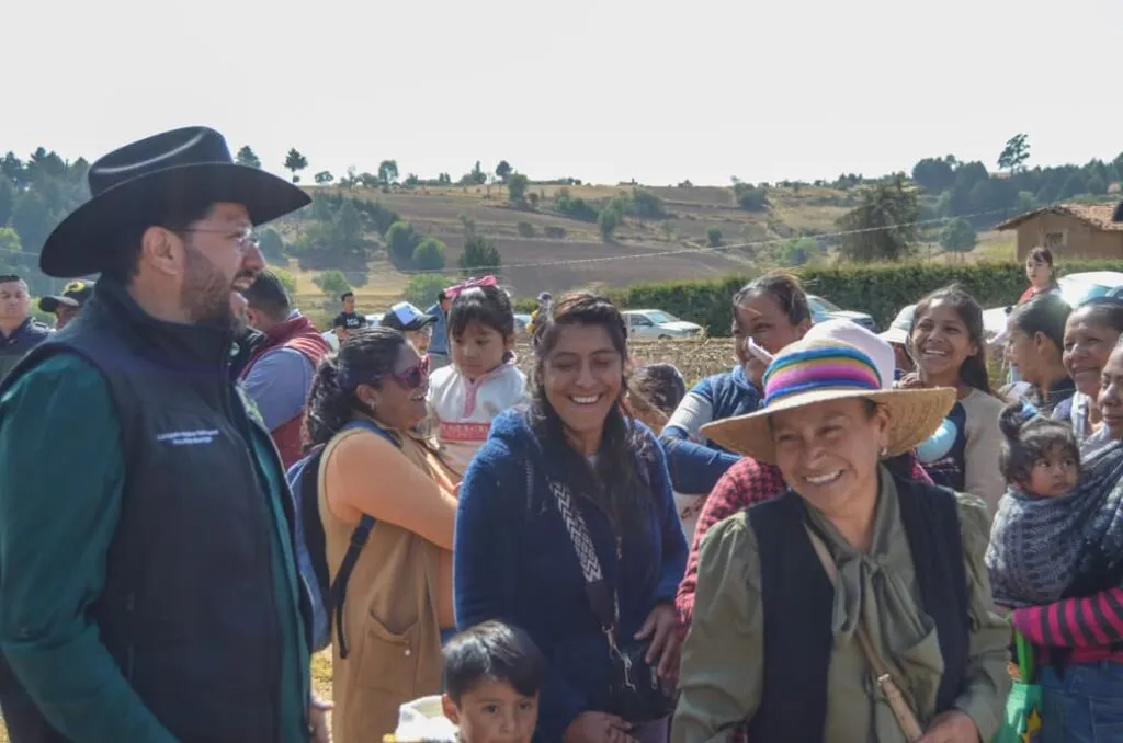 Moderniza Adolfo Solís el campo de Almoloya de Juárez con entrega de tractor, dron agrícola y cosechadora