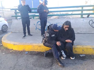 La intervención se llevó a cabo tras una llamada al número de emergencias 9-1-1, en la que se alertó sobre una posible amenaza de suicidio en la intersección de las avenidas Alfredo del Mazo y 1º de Mayo.