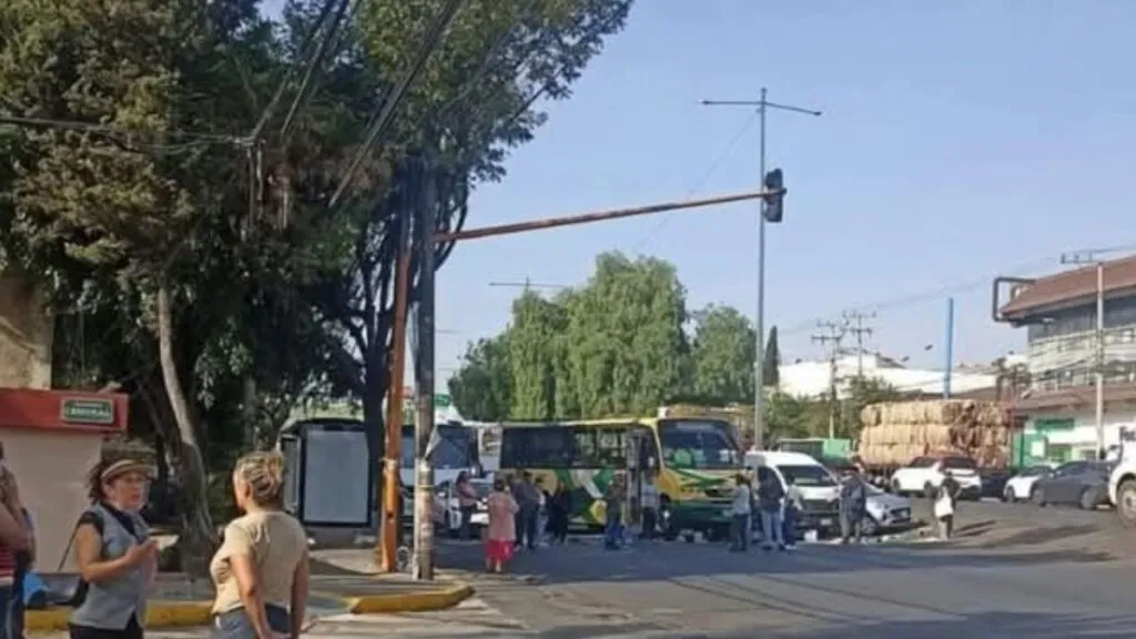 Habitantes de Tlalnepantla bloquearon la vialidad por falta de agua