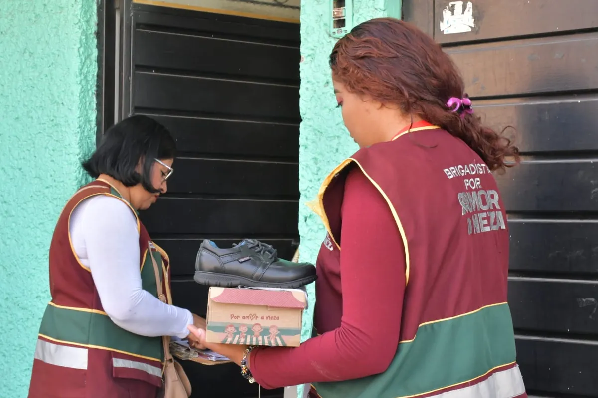 Entregan 50 mil pares de zapatos gratuitos a estudiantes de Neza