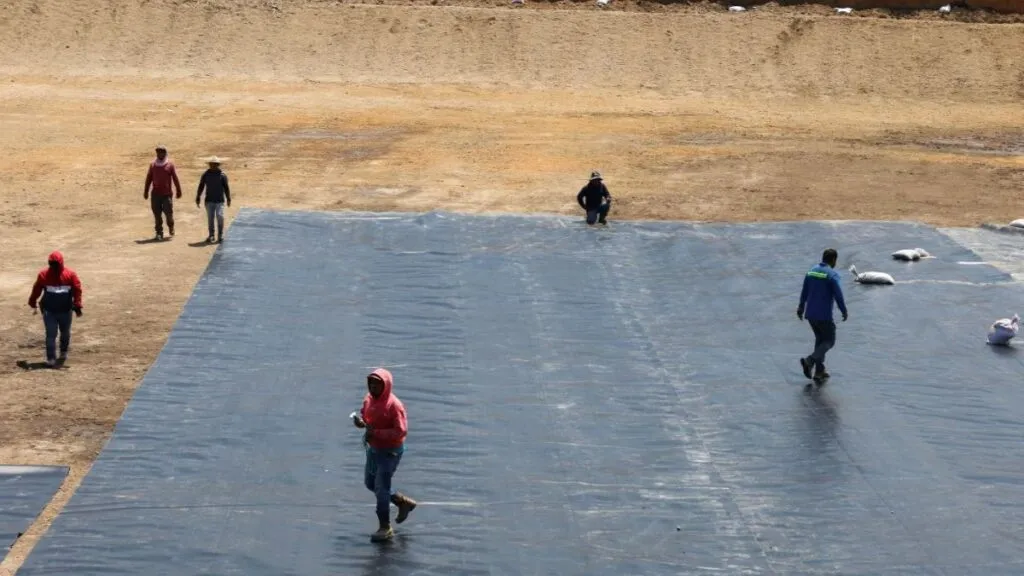 Megaolla captadora de agua para riego agrícola se construye en Texcoco