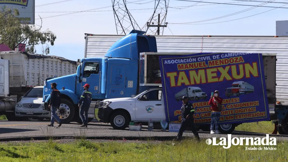 Camioneros bloquean la Toluca-Atlacomulco hartos de asaltos y desapariciones