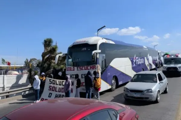 Autobuses retenidos por estudiantes de la Mexe en Hidalgo.