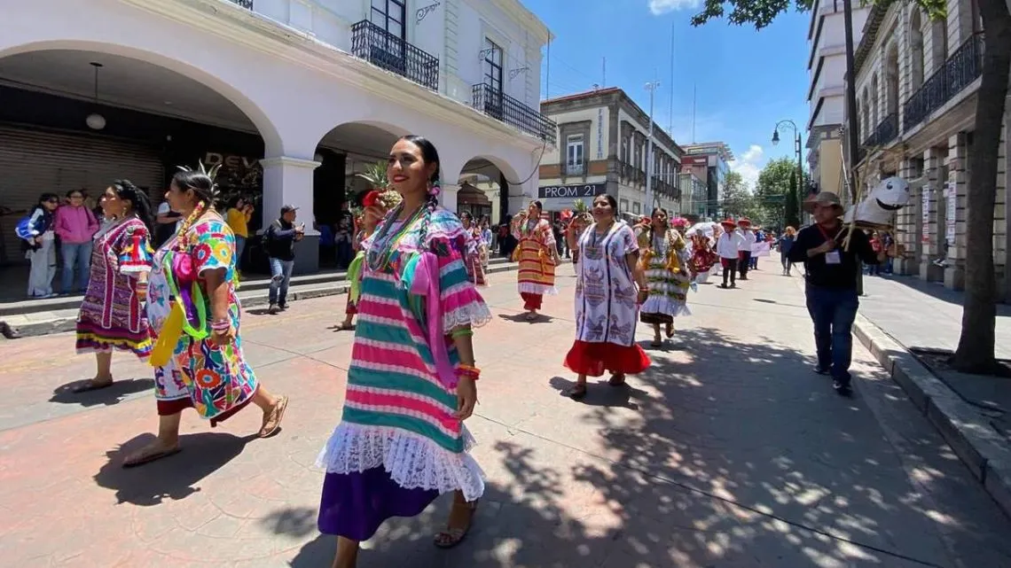 Danza, colores y tradición en calles de Toluca y Texcoco