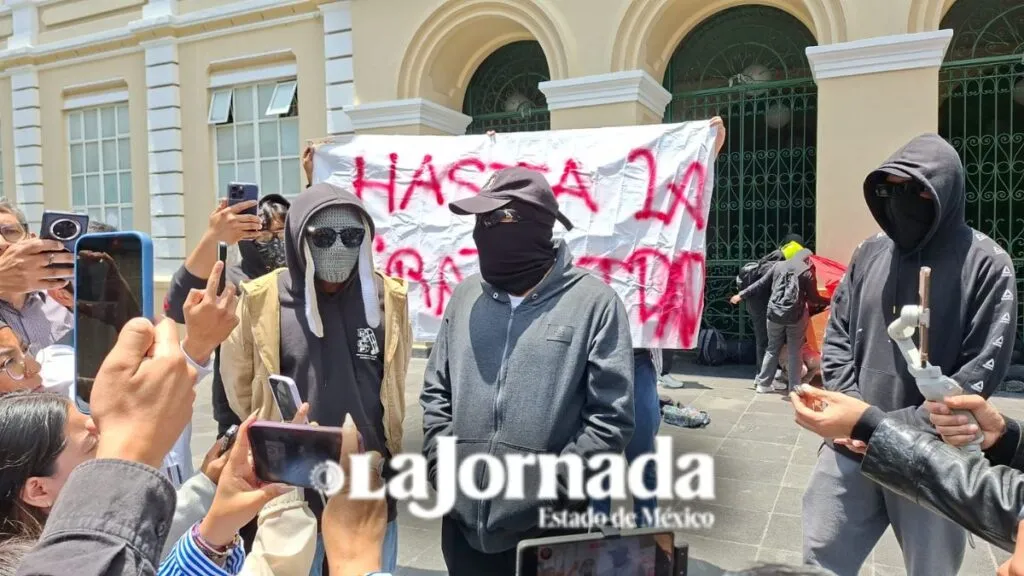 Protesta estudiantil alcanza la Rectoría de la UAEMéx