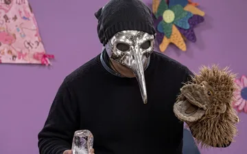 “Poe Terror”, el personaje que rescata el hábito de la lectura en secundarias y cárceles del Edomex