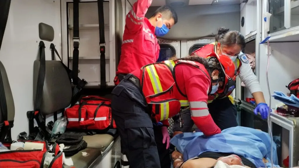 Bomberos de Toluca controlan incendio en San Mateo Oxtotitlán y ayudan en nacimiento de bebé