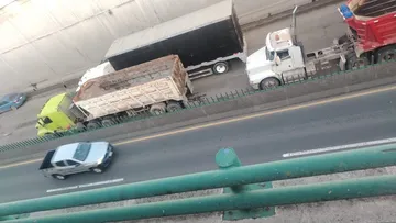 ¡Cuidado! Reportan tráiler varado sobre Alfredo del Mazo, en Toluca