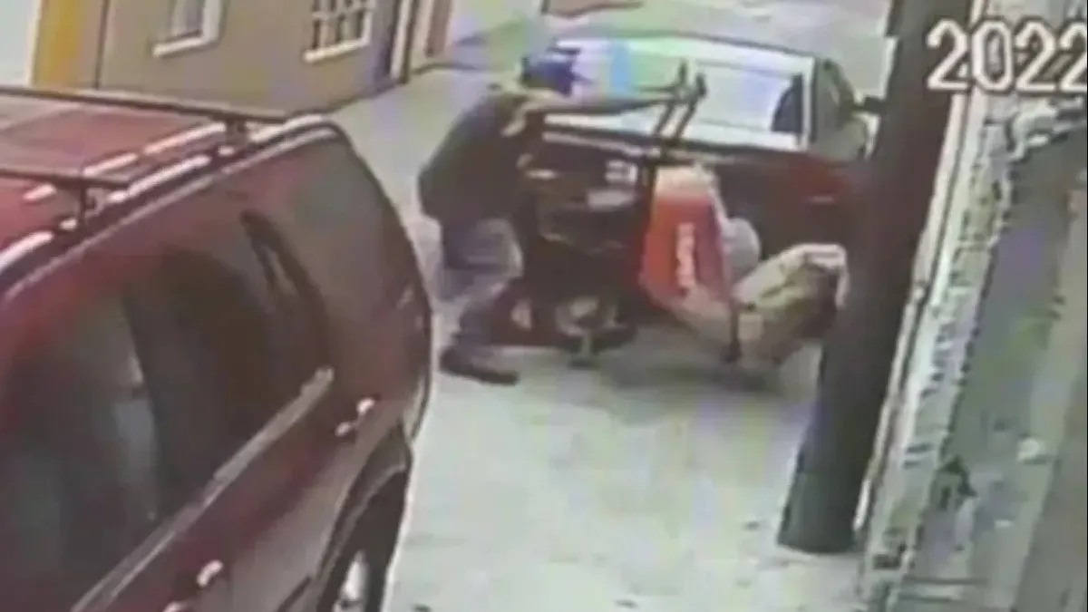 (VIDEO) Captan a hombre paseando el cuerpo de mujer en una carretilla