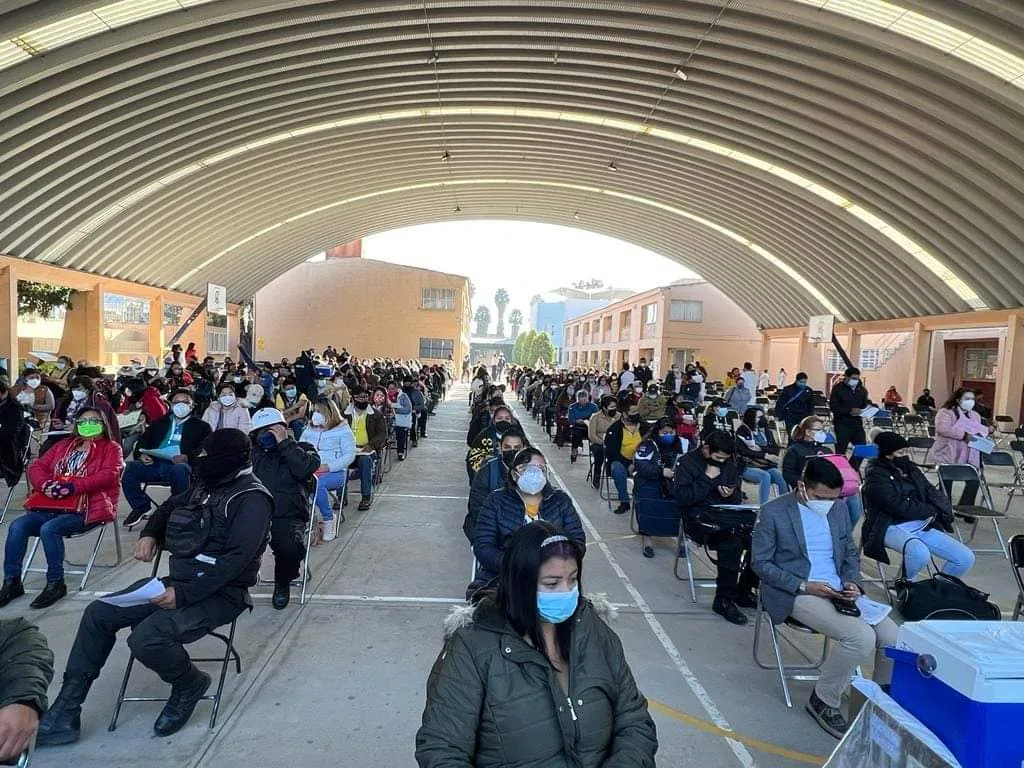 Reciben 131 mil profesores refuerzo de vacuna contra Covid-19 en el Valle de México